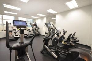 Fitness centrum a/nebo fitness zařízení v ubytování LUXURY CONDO LOCATED iN THE HEART OF MIAMI