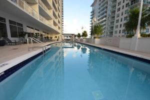 Bazén v ubytování LUXURY CONDO LOCATED iN THE HEART OF MIAMI nebo v jeho okolí
