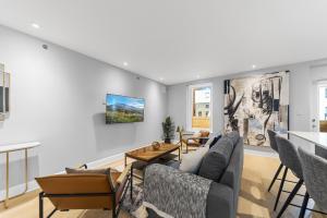 Suites De la Montagne في مونتريال: غرفة معيشة مع أريكة وكراسي