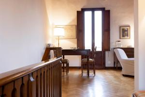 uma sala de estar com um piano e uma cama em Palazzo Cecchi Luxury Apartment em Florença