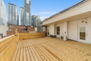a large wooden deck on top of a building at Suites De la Montagne in Montreal