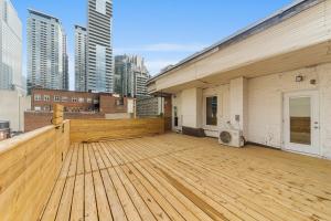 a large wooden deck on top of a building at Suites De la Montagne in Montréal