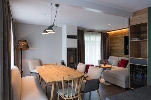 sala de estar con mesa de madera y sillas en Alm-Chalet Exclusive 4 en Clausthal-Zellerfeld