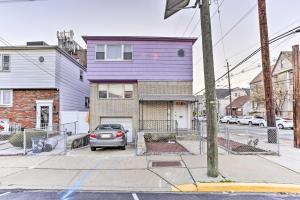 una casa púrpura con un coche aparcado delante de ella en Ideally Located Jersey City Home, 8 Mi to NYC, en Jersey City