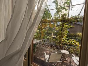 Κήπος έξω από το Alpenrose Hotel and Gardens