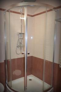a shower with a glass enclosure in a bathroom at Apartament Gwiazda 303 in Krynica Zdrój