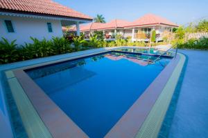 Bazén v ubytování Baan Opun Garden Resort nebo v jeho okolí