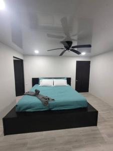1 dormitorio con 1 cama y ventilador de techo en The Chill House in Playa Hermosa de Uvita, en Uvita