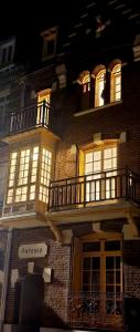 een gebouw met ramen en een balkon. bij Villa Antonio - Bow-window balcon vue mer Appartement 1 chambre in Mers-les-Bains