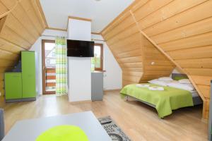 Cette grande chambre dispose d'un lit et d'un plafond en bois. dans l'établissement Willa U Futra, à Zakopane