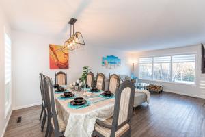 - une salle à manger avec une table et des chaises dans l'établissement Southgate 5 Bedroom Vacation Home with Double Garage, à Edmonton