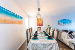 une salle à manger avec une table et de la vaisselle dans l'établissement Southgate 5 Bedroom Vacation Home with Double Garage, à Edmonton