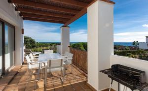 um pátio com uma mesa e cadeiras numa varanda em 2113-Beautiful 2 beds apt with seaview em La Alcaidesa