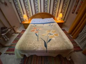 科爾察的住宿－Vila 38，一间卧室配有一张床,床上有鲜花床罩