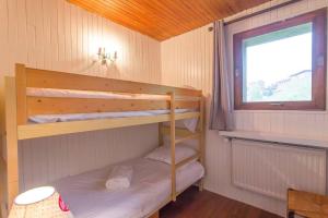 Postel nebo postele na pokoji v ubytování La Bartavelle - Petit duplex avec balcon à proximité des pistes