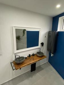 baño con 2 lavabos y ventana en Makeda Love & Jacuzzi en Neuville-Saint-Amand