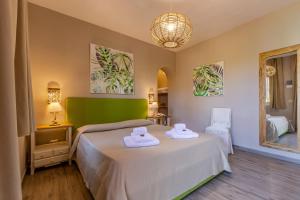 A bed or beds in a room at Hotel Cernia Isola Botanica