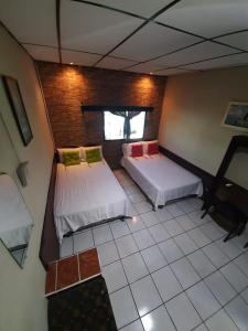 Tempat tidur dalam kamar di Hotel Latino