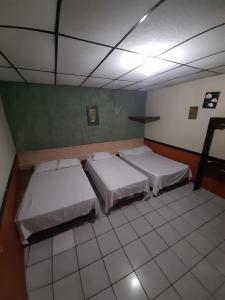 Tempat tidur dalam kamar di Hotel Latino