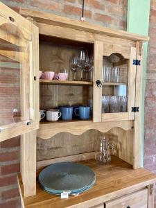 a wooden hutch with a plate in it at Villagio Angatu in Santo Antônio do Pinhal