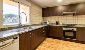 A kitchen or kitchenette at Can Bugantó amplia casa con piscina y jardín