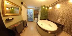 y baño con lavabo y espejo. en Florence Motel - Sto Ângelo en Santo Ângelo