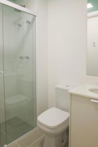 y baño con aseo y ducha acristalada. en XBase Studio Parque Augusta-Higienópolis Mackenzie en São Paulo