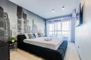 基輔的住宿－90201 Kvartet panorama city view，一间带一张大床和城市壁画的卧室