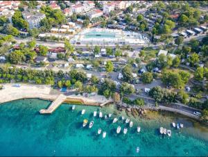 una vista aérea de un puerto con barcos en el agua en Villa Family Grand de Luxe Mobilhome en Selce