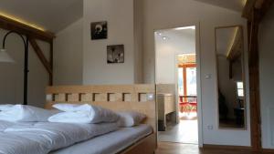 ein Schlafzimmer mit einem großen Bett und einem Spiegel in der Unterkunft Haus Malerwinkl in Ramsau bei Berchtesgaden