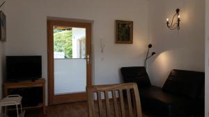 ein Wohnzimmer mit einem Sofa und einem TV in der Unterkunft Haus Malerwinkl in Ramsau bei Berchtesgaden