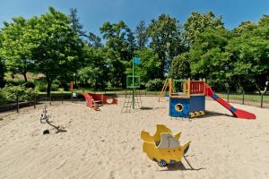 Plac zabaw dla dzieci w obiekcie BlueApart Apartamenty Hotelowe Nexo II