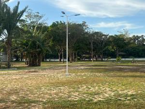 a street light in the middle of a park at Chalé em Barreirinhas in Barreirinhas