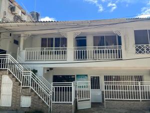 Casa blanca con barandillas blancas y balcones en Casas Manatwar`s en San Andrés
