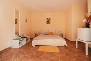 カピターナにあるVilla Bella Salmagiのベッドルーム1室(ベッド1台、テーブル2台、冷蔵庫付)