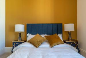 um quarto com uma cama grande e 2 candeeiros em Stylish Beachfront Apartment, Sweeping Ocean Views and Luxury Touches em Herne Bay