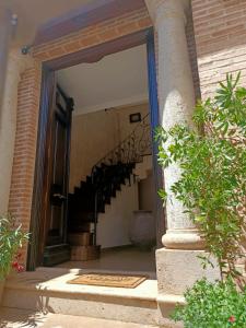 a view of a staircase through a glass door at Apartamento un Dormitorio in Valdepeñas