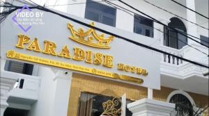 Paradise Hotel & Homestay access alley 100m في Phu Yen: لوحة لفندق الببغاء على مبنى