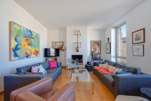 a living room with two couches and a table at Vue sur le port superbe appartement atypique, logement entier in Marseille