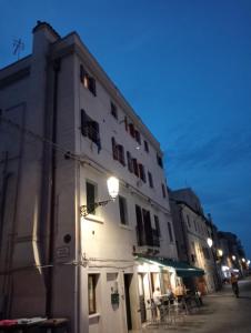 un edificio in una strada di notte di Appartamento Chioggia a Chioggia