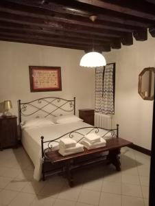 una camera da letto con un letto e un tavolo con asciugamani di Appartamento Chioggia a Chioggia