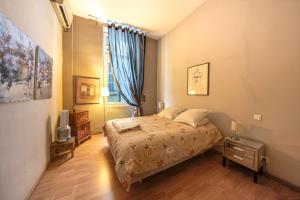 マルセイユにあるVue sur le port superbe appartement atypique, logement entierの小さなベッドルーム(ベッド1台、窓付)