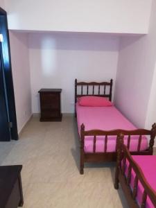 a bedroom with two bunk beds and a table at Departamento vacacional in Guayaquil