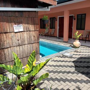 una casa con piscina al lado de un edificio en Max Garden and Pool, en Paramaribo