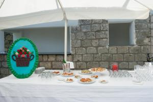 una mesa blanca con platos de comida. en Casale Guarracino, en Sant'Agnello