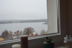 ventana con vistas al lago en ApartEłk - apartament w Ełku, en Ełk
