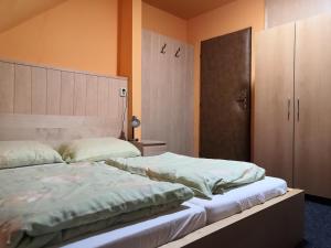 Posteľ alebo postele v izbe v ubytovaní Penzion U Horejšů, Zadov - Churáňov