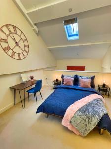 En eller flere senge i et værelse på Centrally Located Loft Apartment