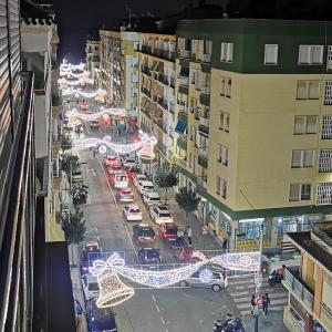 einen Blick über eine Stadtstraße mit Weihnachtsbeleuchtung in der Unterkunft Avenida Principal con Aire Acondicionado, Wifi y Parking - by Aloha Palma in Águilas