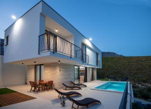Casa con terraza y piscina en Villa Godimento, en Kučine